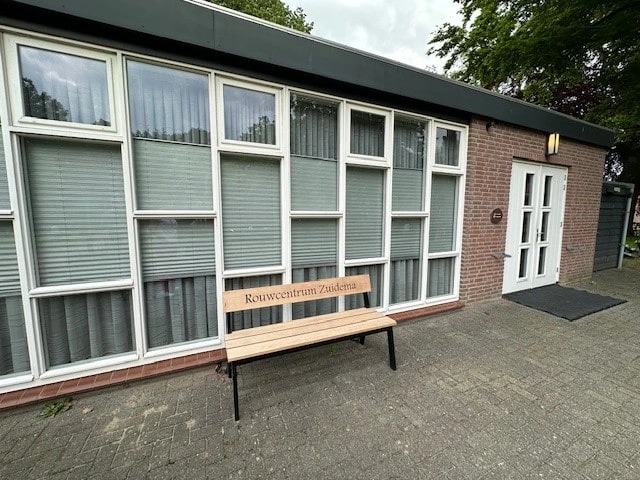 locaties-begraafplaats-Klundert-aula-met-bankje-dichtbij